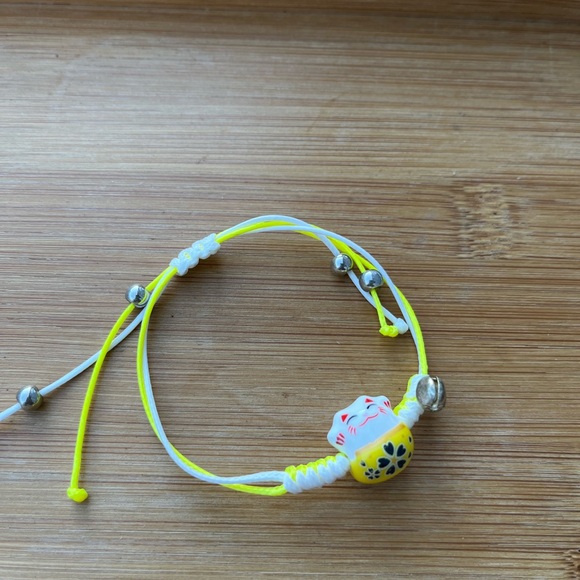 Yellow and White Lucky Cat Maneki Neko Charm Bracelet - Picture 3 of 9